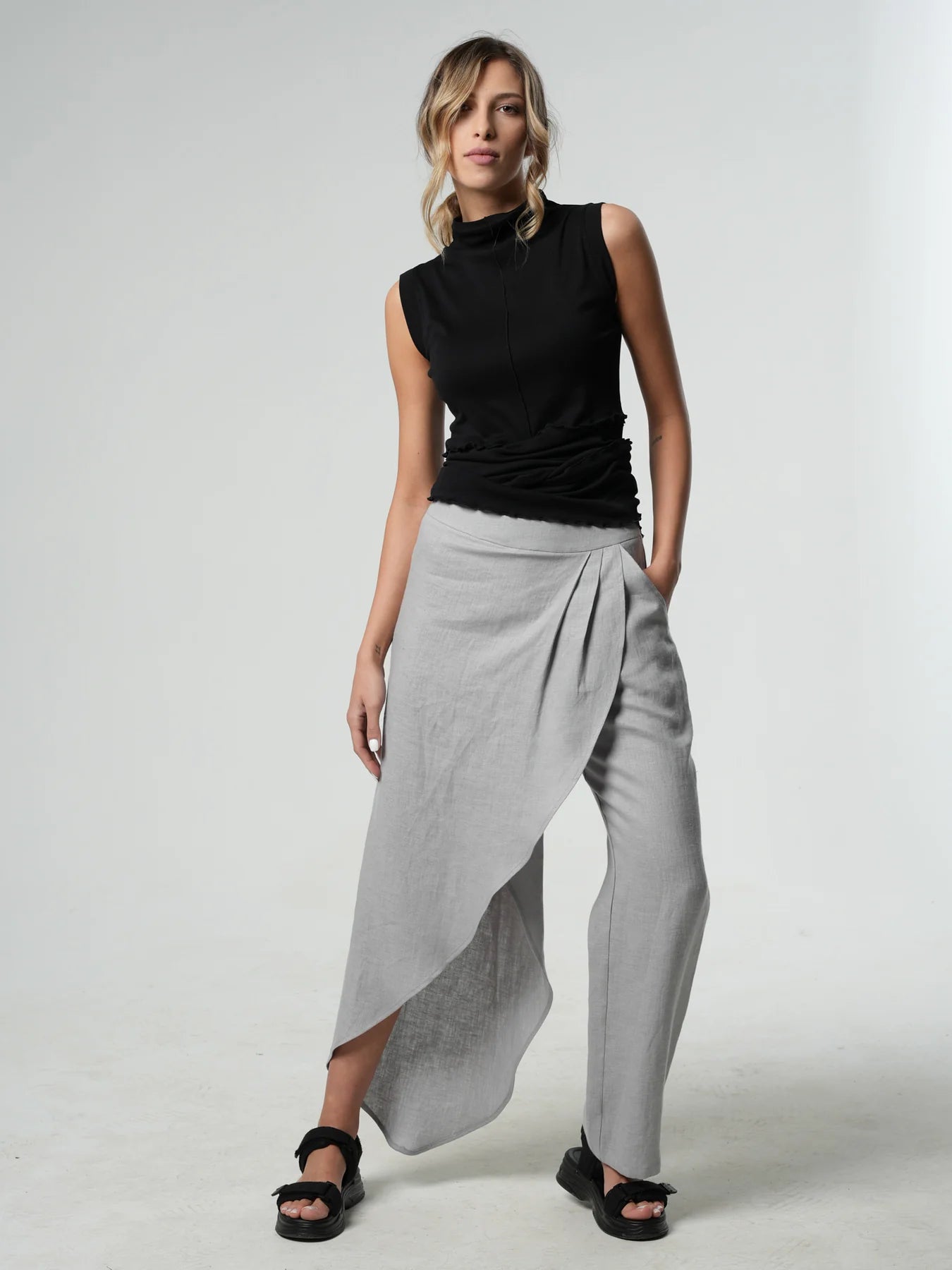 LOOSE LINEN PANTS IN GRAY by Metamorphoza