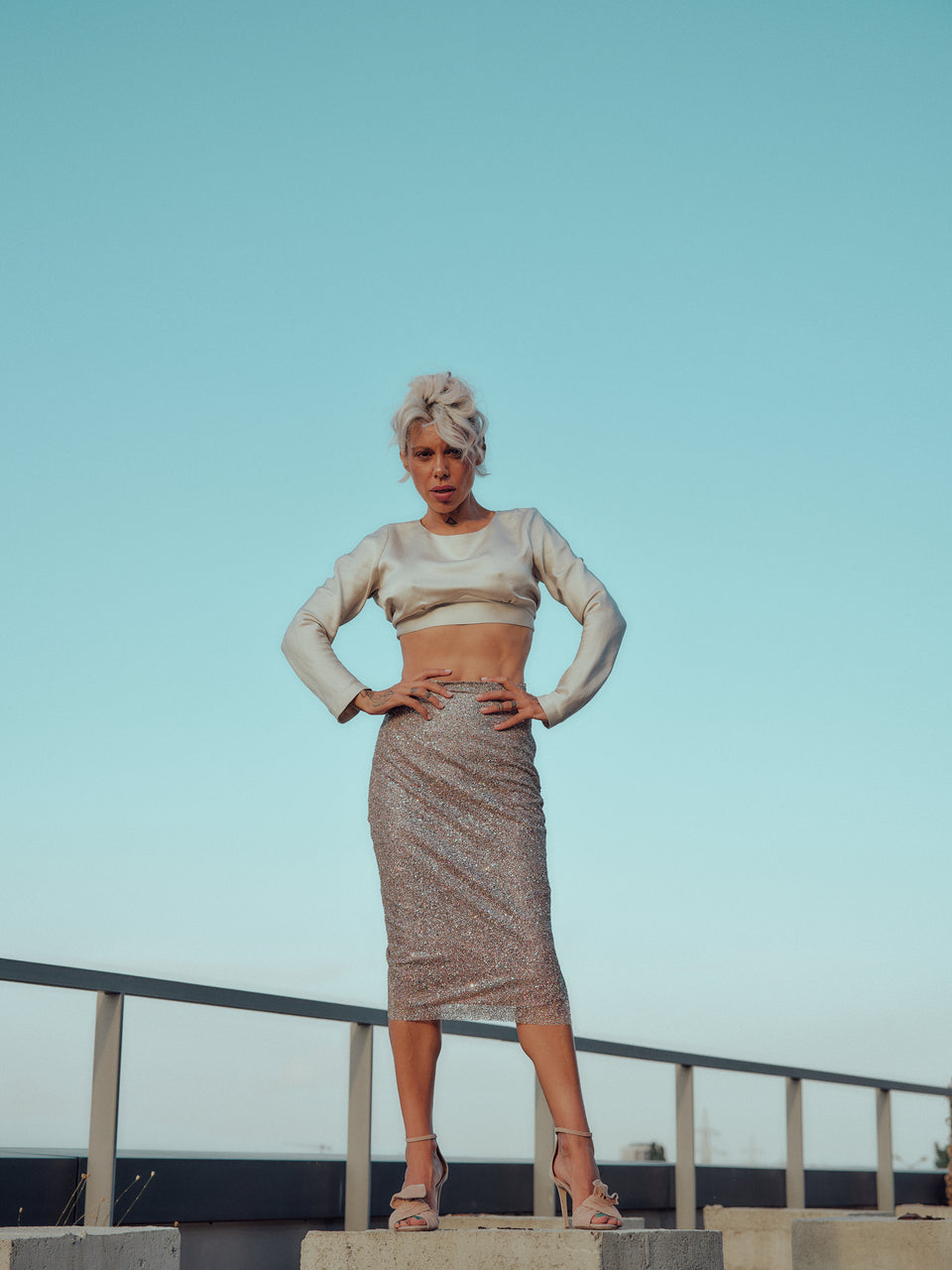 ELEGANT LONG-SLEEVED CROP TOP WITH BACK SLIT