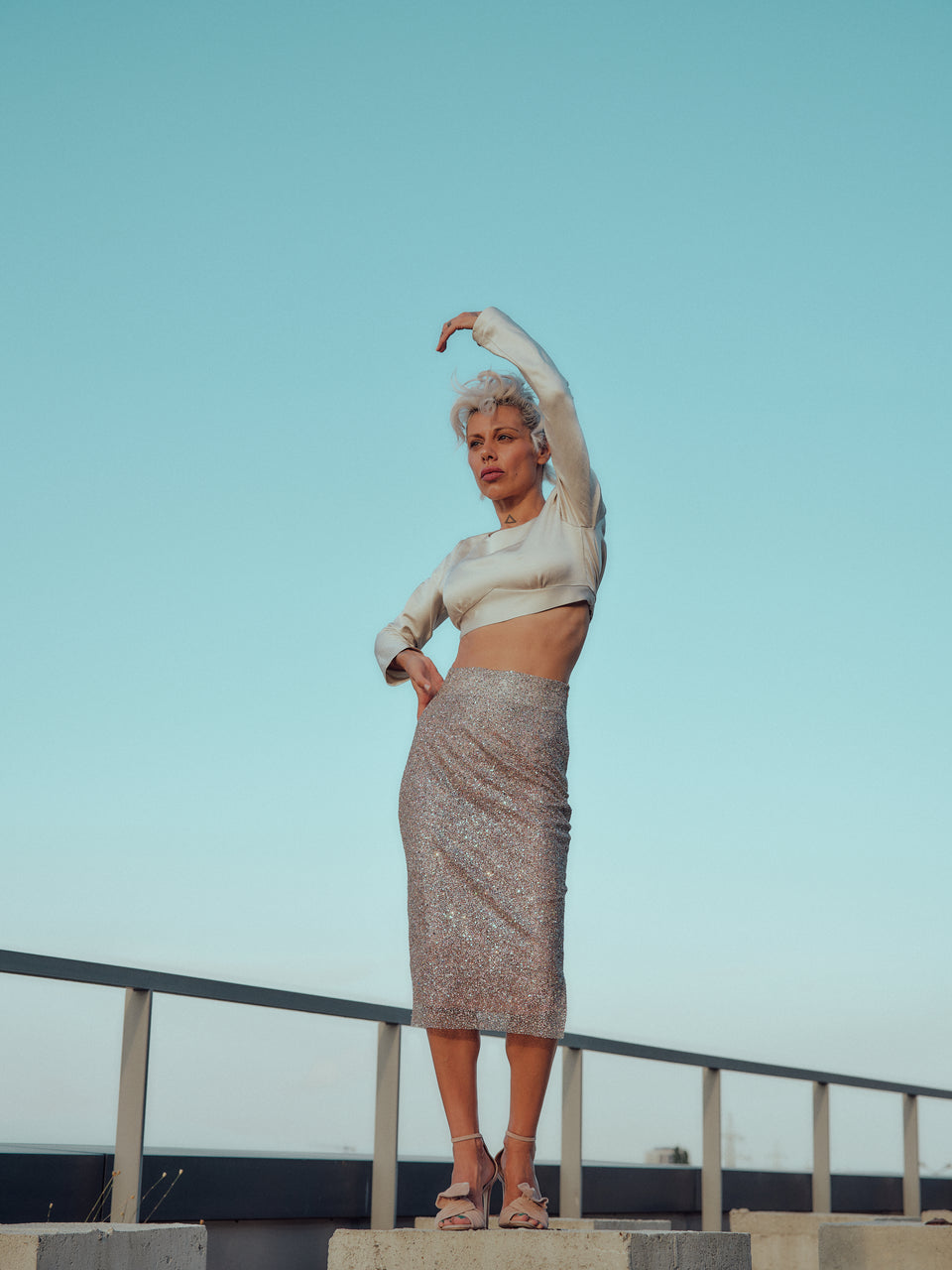 ELEGANT LONG-SLEEVED CROP TOP WITH BACK SLIT