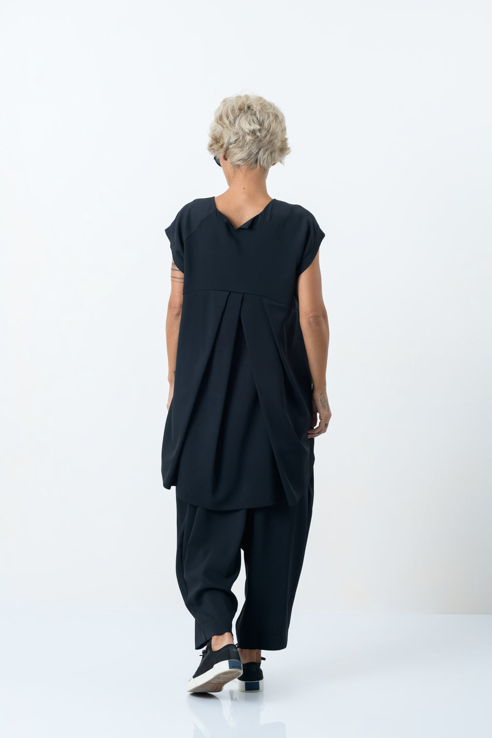 BLACK LOOSE EXTRAVAGANT DROP CROTCH PANTS