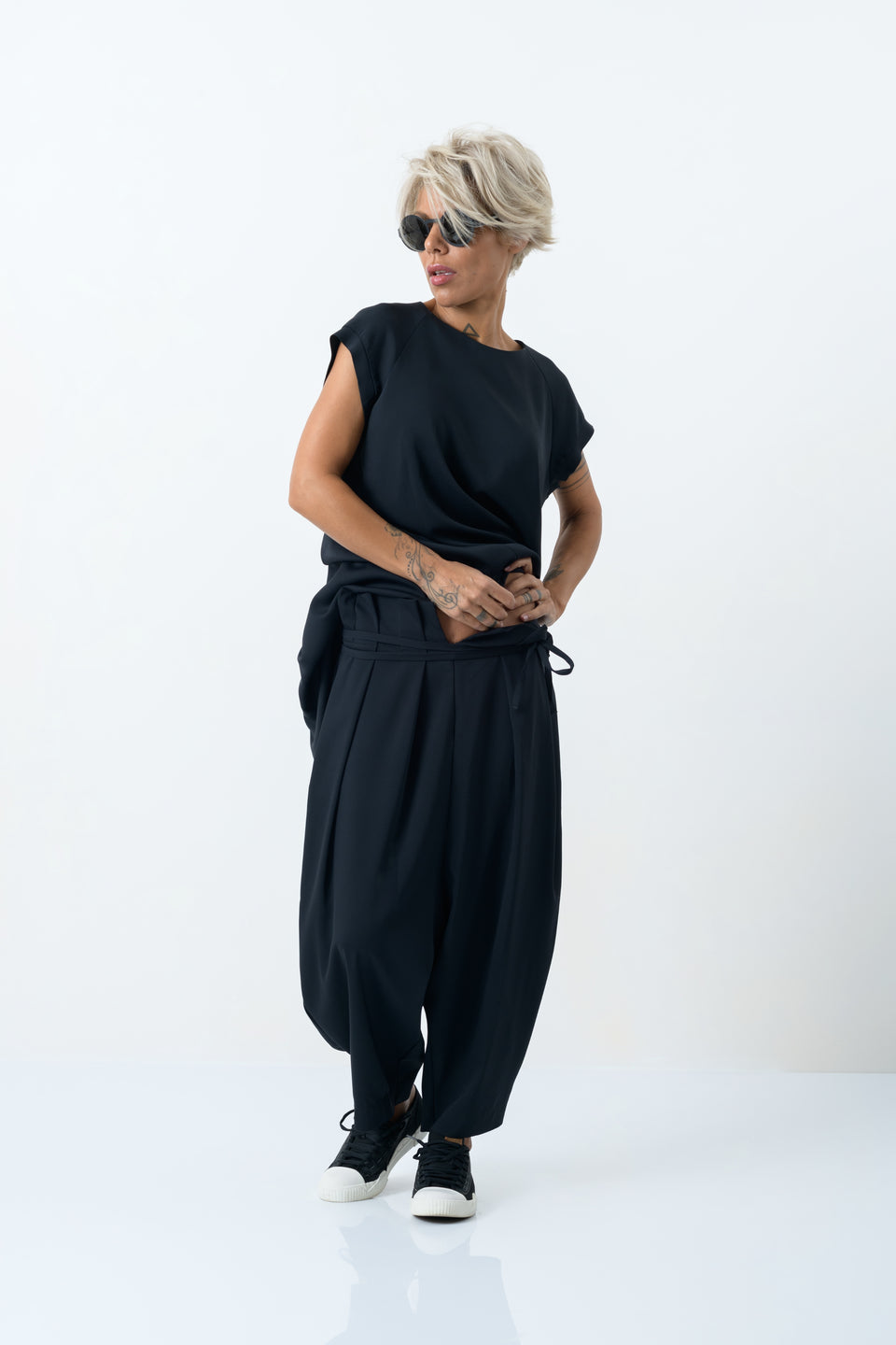 BLACK LOOSE EXTRAVAGANT DROP CROTCH PANTS