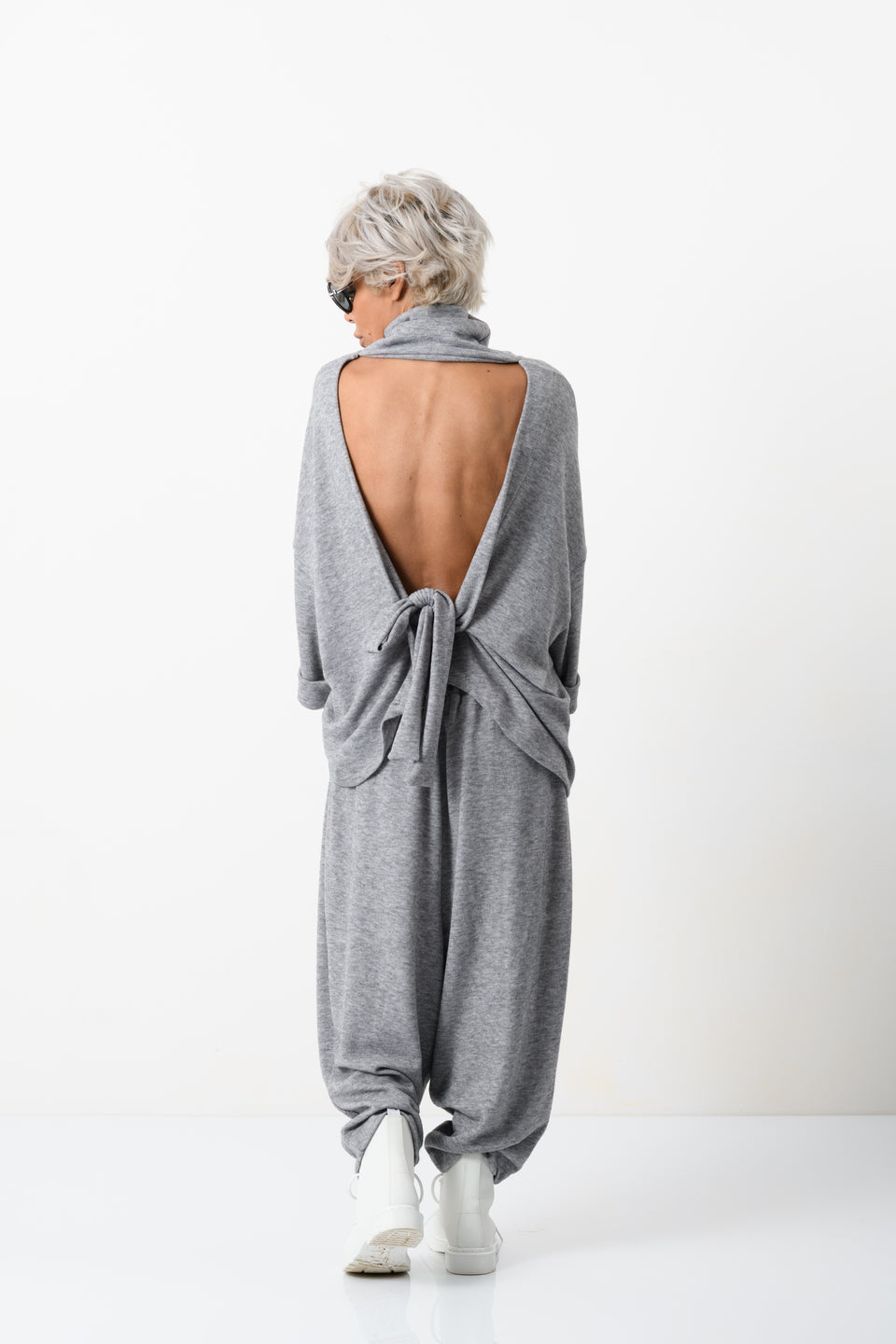 2-PIECE OPEN-BACK LOUNGEWEAR CO-ORD SET IN GREY