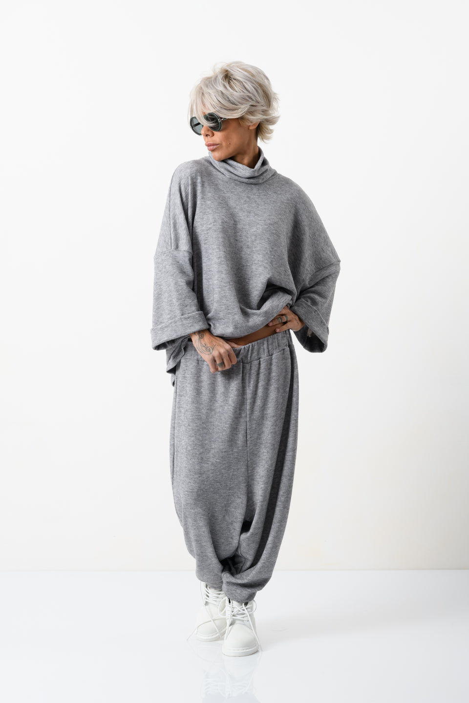 2-PIECE OPEN-BACK LOUNGEWEAR CO-ORD SET IN GREY