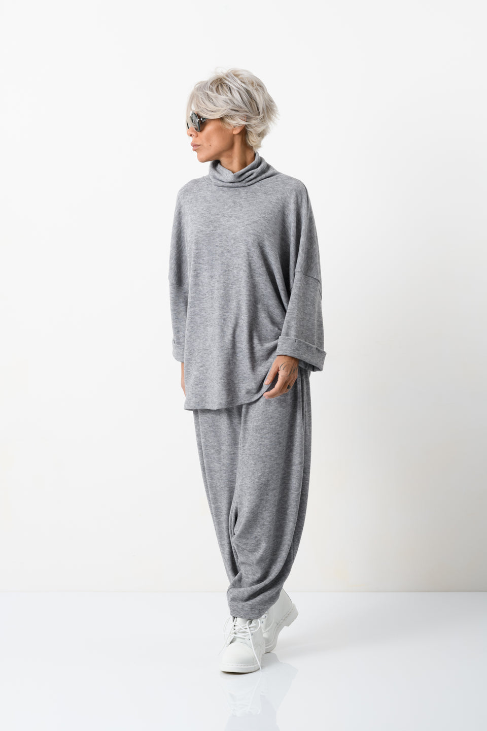 2-PIECE OPEN-BACK LOUNGEWEAR CO-ORD SET IN GREY