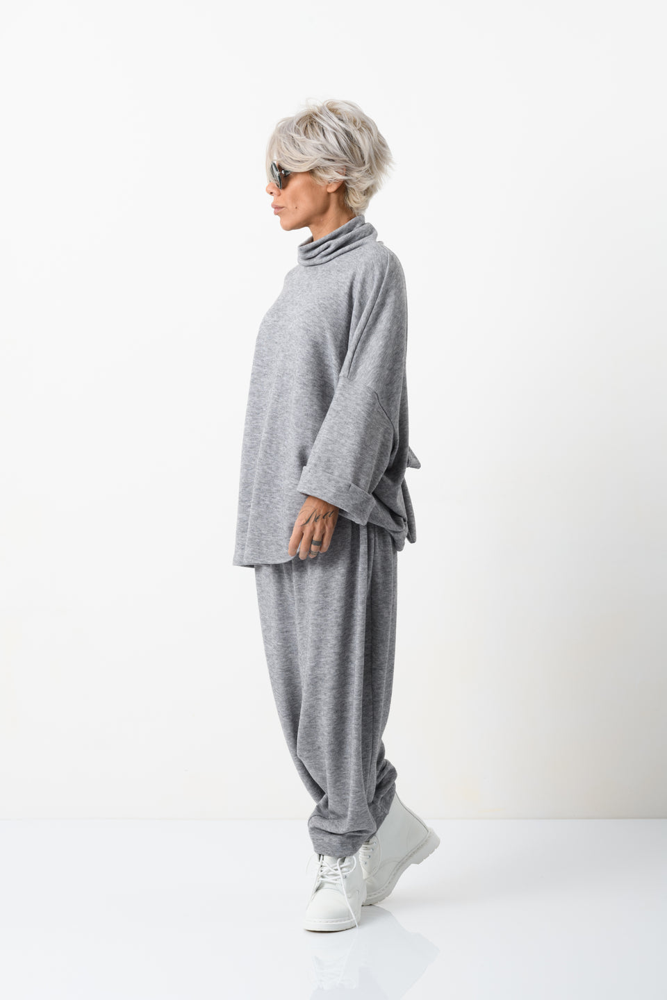 2-PIECE OPEN-BACK LOUNGEWEAR CO-ORD SET IN GREY