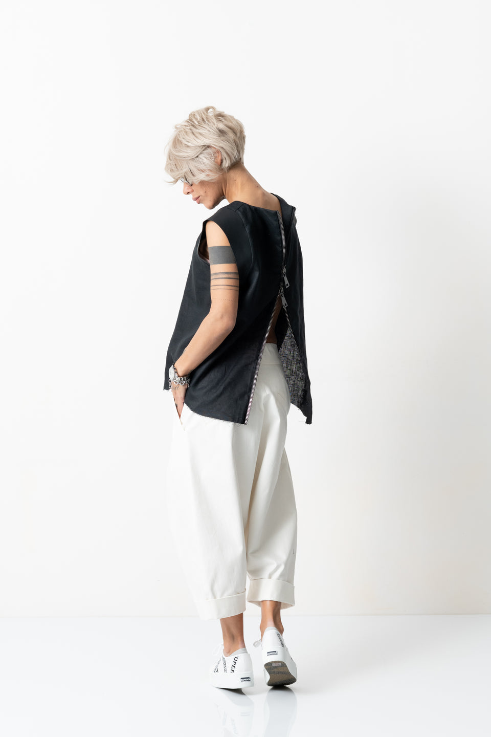 BLACK LINEN LEATHERETTE TANK TOP WITH OPEN BACK