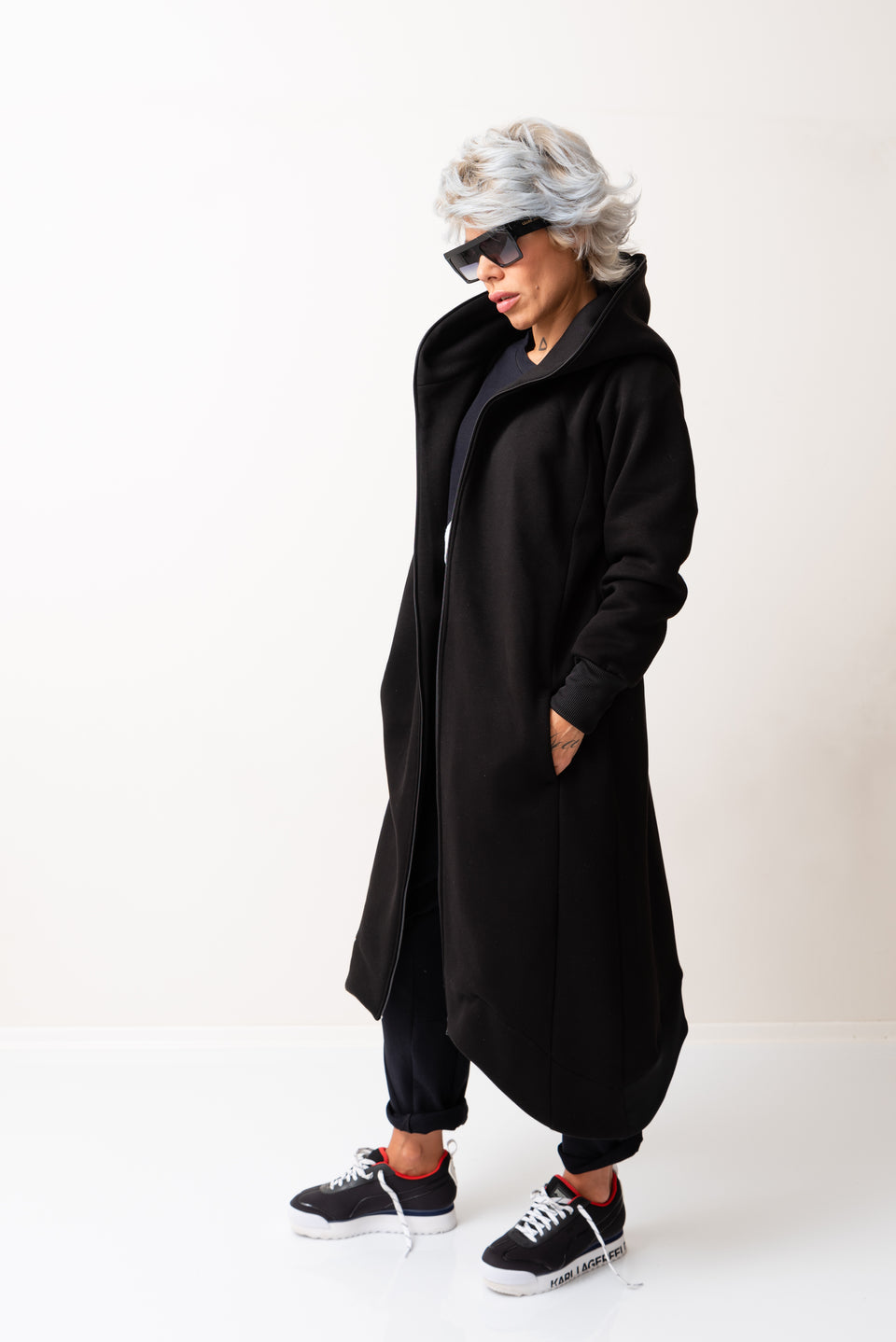 BLACK WARM OVERSIZED HOODIE SWEATSHIRT WITH LONG SLEEVES AND FRONT ZIPPER