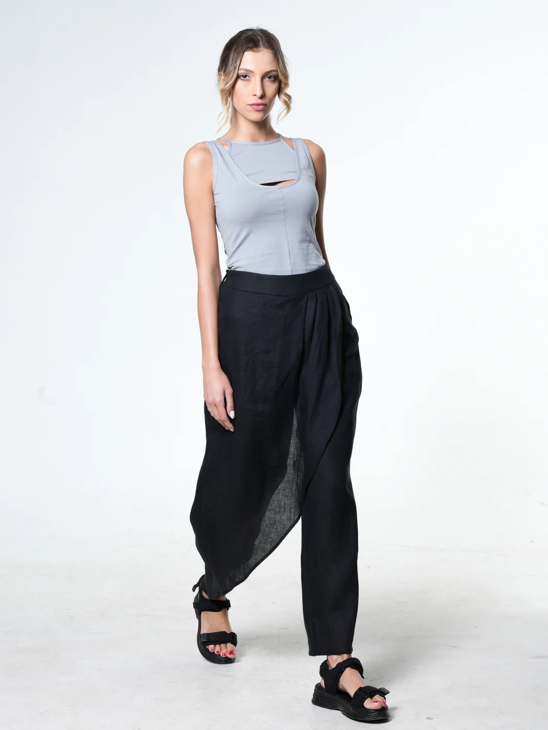 LOOSE LINEN PANTS IN Black by Metamorphoza